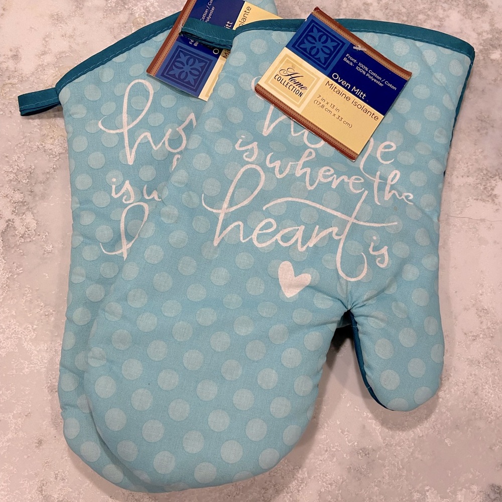 Pair of oven mitts Christmas Home is Where the Heart Is.